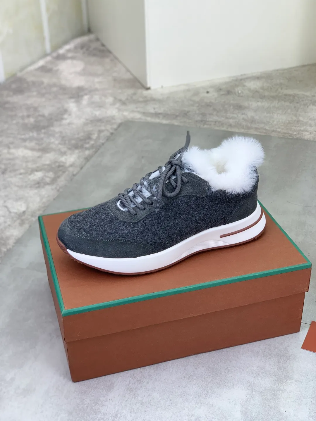 Men's Men's Shoes 💰P460 New Style 💰Mauri The latest casual shoes Loro Piana 💯Top grade💯Buy the original copy💯 Founded the existing Loro Piana company on April 24, 1924. It is now the sixth generation of family business, providing top quality products to customers who are discerning about taste and quality. Imported original fly woven fabric with cowhide fabric, plain calfskin lining. Hand-sewn thread with cowhide feet. Original packaging. High-end outsole. Size: 38-44 (customized for 45 and 46). 5️⃣ colors available.
